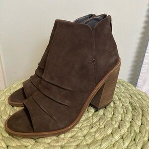 NWOB Vince Camuto Kreesi Chocolate Brown Matte Leather Ruch Peep Toe Heel Bootie